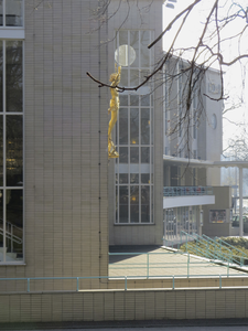 906779 Gezicht op de voorgevel van de Stadsschouwburg (Lucasbolwerk 24) te Utrecht, met links op de gevel het door Leo ...